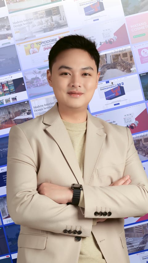 คุณบูม CEO ของ TumWebSME ยืนอยู่หน้าผลงานเว็บไซต์ทั้งหมด